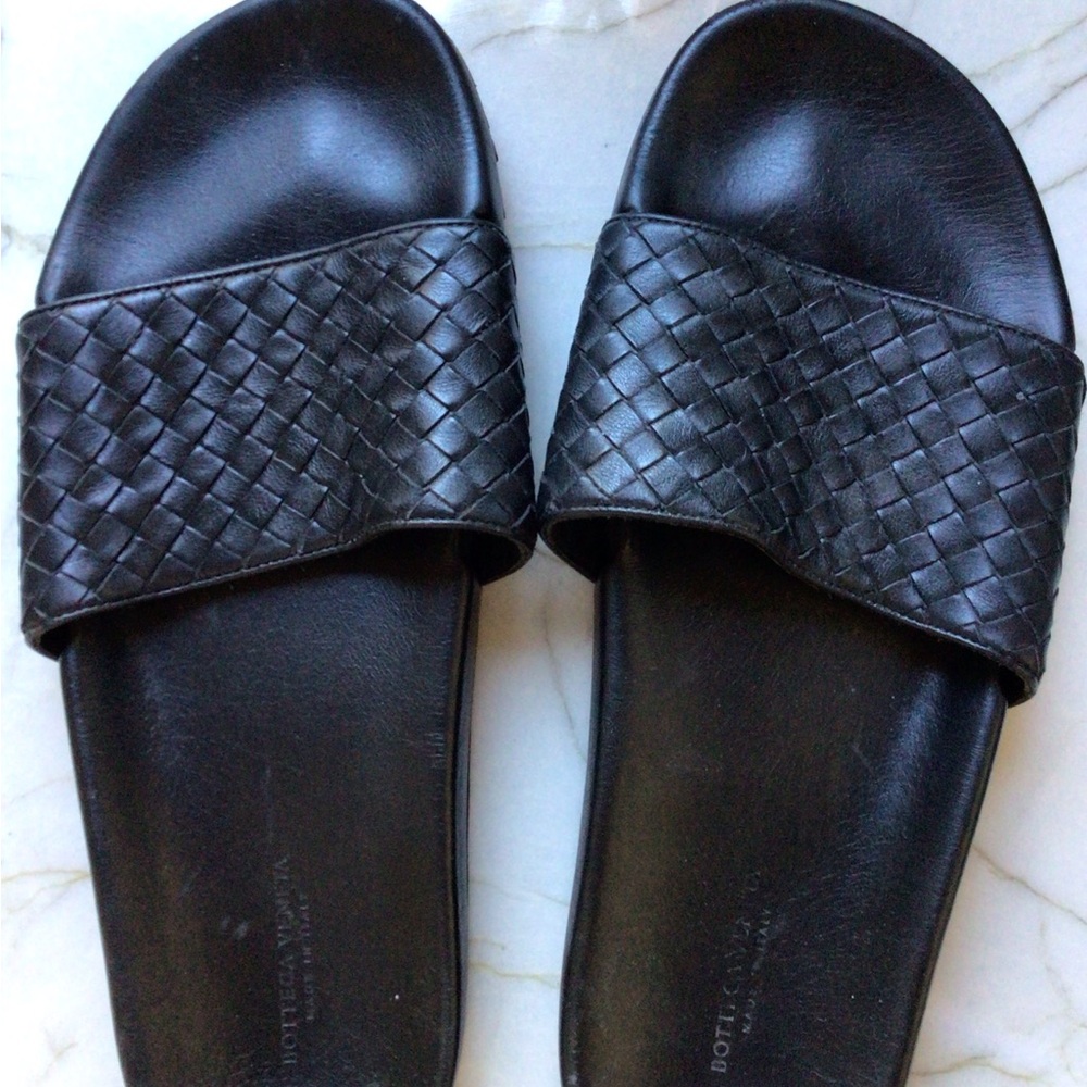 Bottega Veneta Black Leather Detail